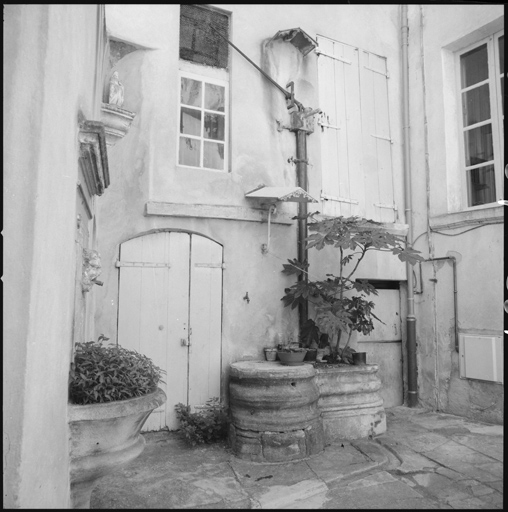 Cour 1. Pompe et puits du XVIIe siècle.