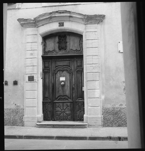 Façade ouest, porte d'entrée.