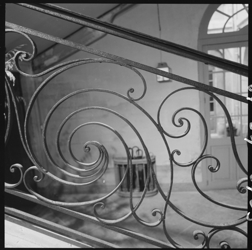 Cage d'escalier, rampe, détail d'un panneau.