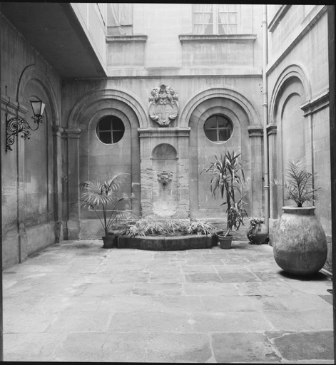 Cour, façade nord avec fontaine. ; Hôtel de Jocas. Fontaine de la cour