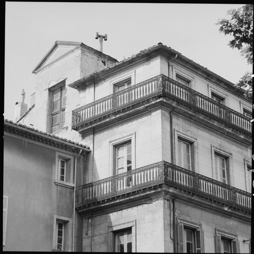 Façade latérale est, niveaux supérieurs et couronnement de la cage d'escalier.