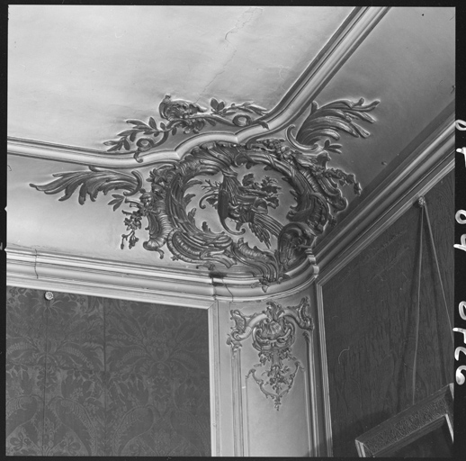 Premier étage, salon Cb, cartouche d'angle du plafond.