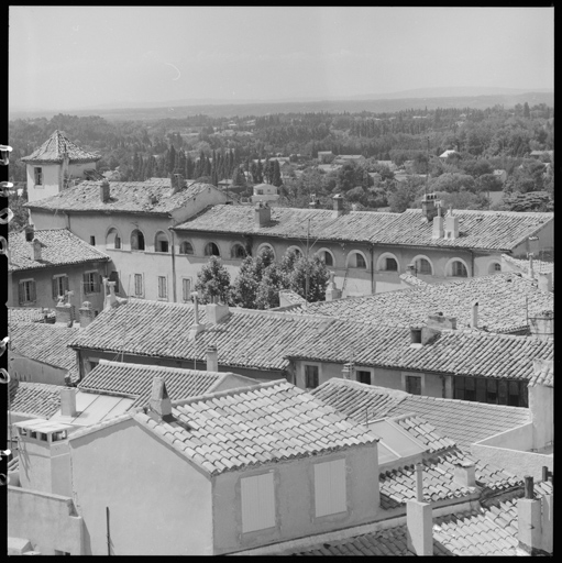 Façade sud sur le cloître, vue depuis le beffroi.