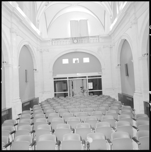 Vue sur la tribune au revers de l'entrée.