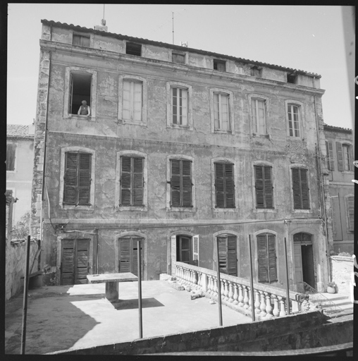 Façade sud sur la cour.