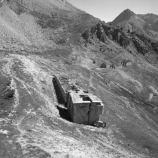 Ensemble du site vu depuis le Piton Jaune, vers le sud-est. Au premier plan, poste défensif et baraque f. Au deuxième plan, de gauche à droite, baraque e, a, b, c-g. A gauche, pente sud de la Pointe de Charra. A droite, pointe de Cloutzau.