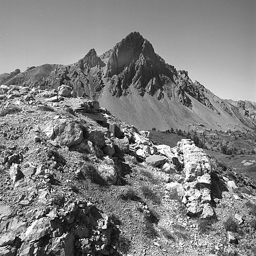 Sommet du Piton Jaune et les vestiges des organisations défensives. Au fond, le Rocher de Barrabas.