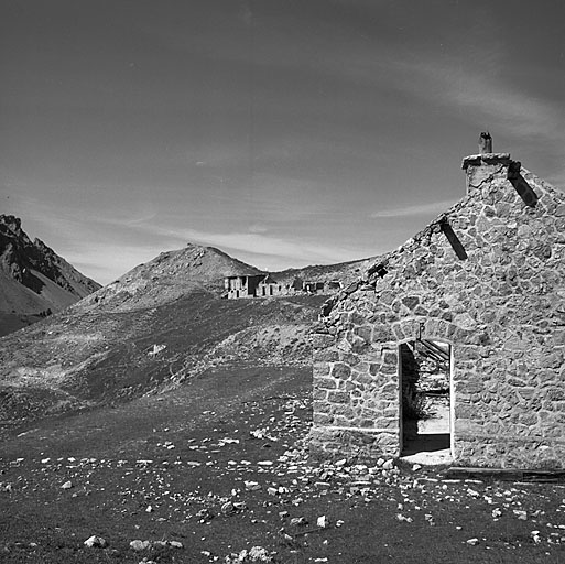 Vue prise du sud-est. Au premier plan, pignon de la baraque b. Au deuxième plan, Piton Jaune, poste défensif j et baraque f.