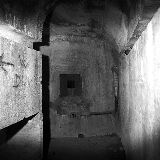 Groupe de la Vallée Etroite. Ouvrage 926. Vue intérieure de la casemate de mitrailleuse.