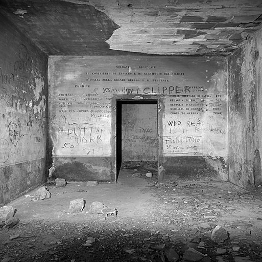 Groupe de la Vallée Etroite. Ouvrage 926. Vue intérieure du rez-de-chaussée. Slogans fascistes.