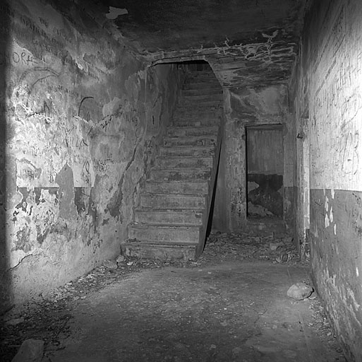 Groupe de la Vallée Etroite. Ouvrage 926. Rez-de-chaussée. Vestibule 1. Escalier intérieur.