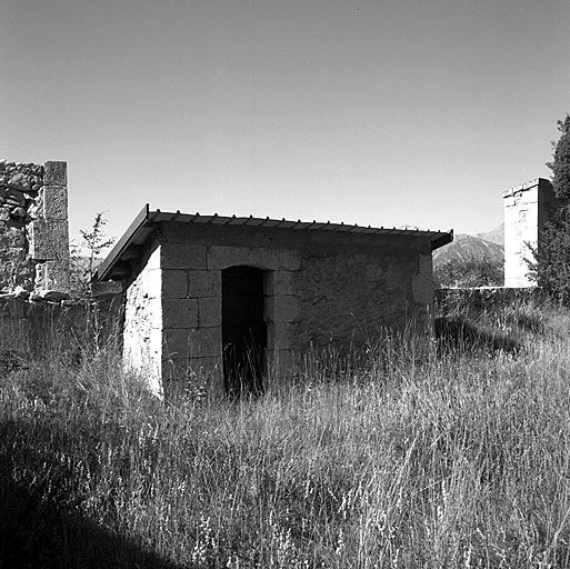 Latrines B. Vue d'ensemble.