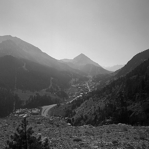 Groupe du Chaberton. Trouée du Montgenèvre. Vue prise en enfilade depuis la batterie intermédiaire italienne du Chamois, d'est en ouest. R.N. 94 et village de Clavières. Au fond, face nord-est du Janus.