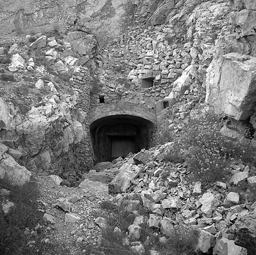 Bloc 2 (Entrée et poste optique). Vue extérieure. Au-dessus de la voûte en béton du tunnel d'entrée, remarquer les ouvertures des gaines de télégraphie optique.