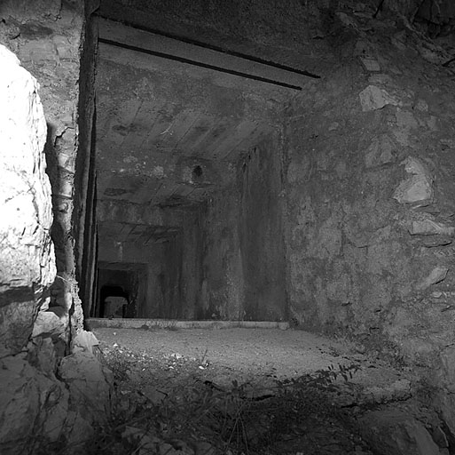 Casemate de 75-27. Bloc 4. Vue extérieure de l'embrasure dans la falaise sud.