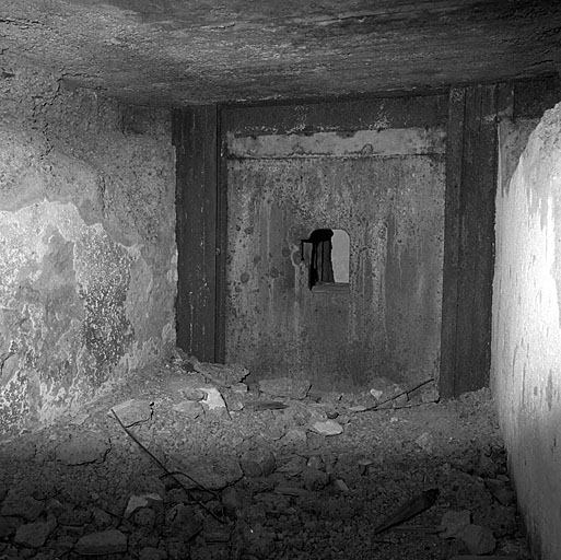 Casemate de 75-27. (Bloc 4). Vue intérieure.