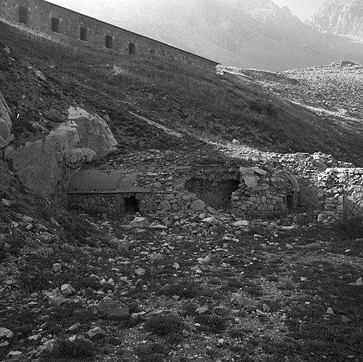 Galerie couverte reliant l'ancienne poudrière à l'escalier d'accès à la batterie haute. Au-dessus, casernement.