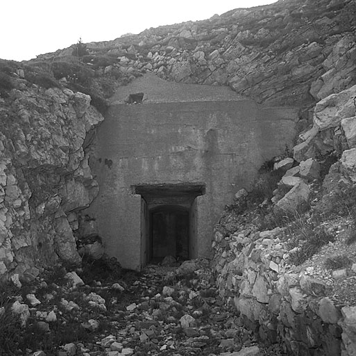 Bloc 1. Entrée annexe de l'ouvrage moderne, reliée à l'ancienne poudrière.