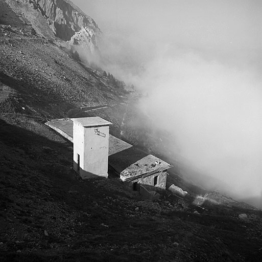Casernement et poste de transformation.