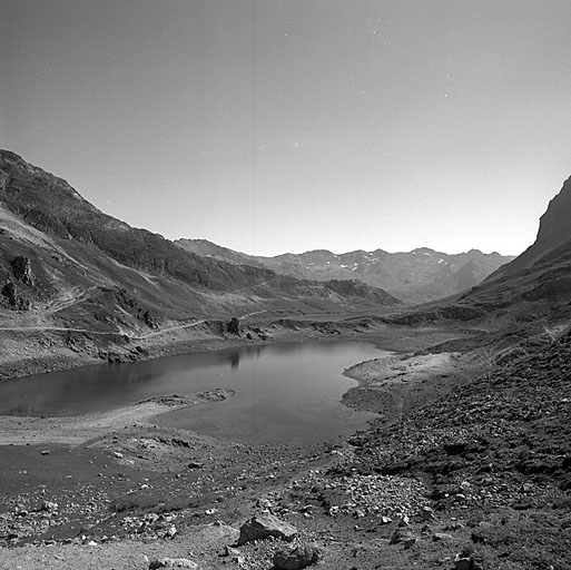 Briançon. Le lac et la route militaire. Au deuxième plan, à gauche de la trouée, ouvrage des Rochilles.