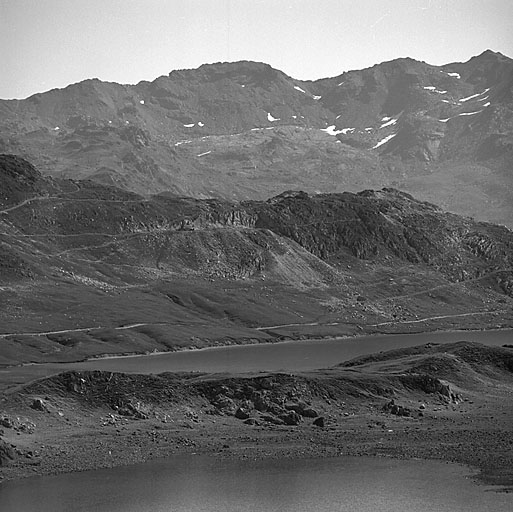 Briançon. Les lacs et, au deuxième plan, l'ouvrage des Rochilles, vus de l'ouest.