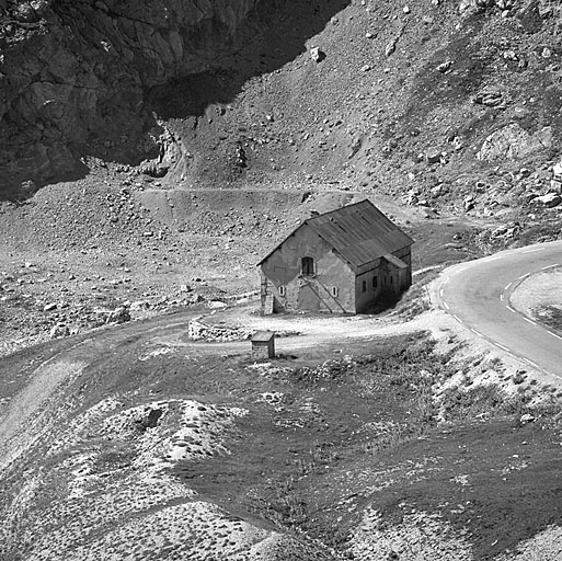 Pignon est et façade arrière vus des pentes sud du col.