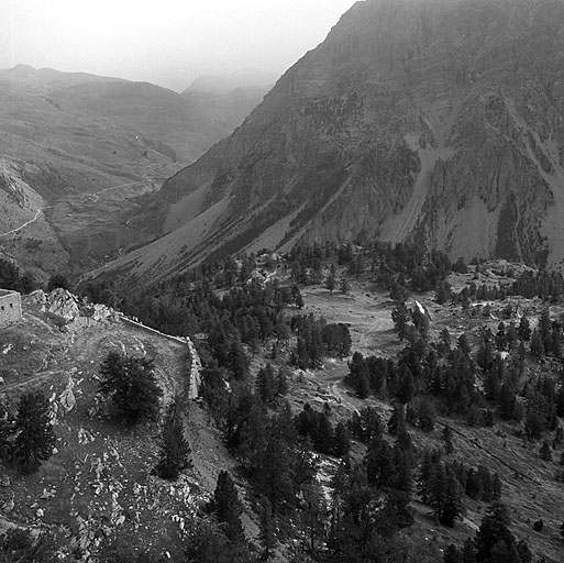 Vue aérienne d'ensemble prise du sud-ouest. A gauche, le saillant est du blockhaus. Au centre de la clairière, la baraque H et la citerne et, à gauche, en arrière, la batterie de Cervières et la position du projecteur d'éclairage. Au deuxième plan, à gauche, la trouée des Aittes et le mur défensif, à droite, la crête du Lasseron.