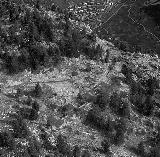 Vue aérienne de la batterie B (batterie de l'Izoard) prise du sud-ouest. Au fond, le village de Cervières.