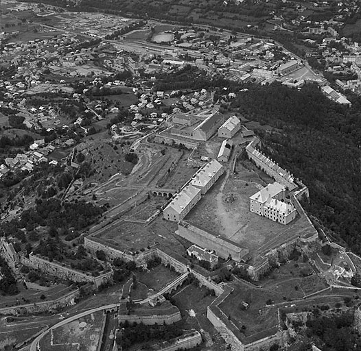 Vue aérienne partielle de la partie haute du fort prise de l'est. En bas, à droite, bastion 3 puis, à gauche, demi-lune 11 et contregarde 43, contregarde 12 et bastion 1.