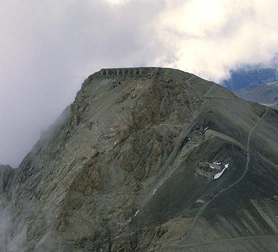 Vue aérienne prise du nord. Vue arrière droite de la gorge de la batterie. Au premier plan, les casernements 308, 309 et 310.