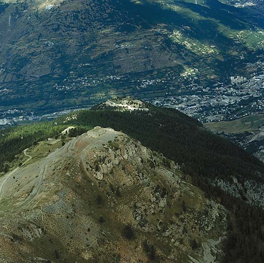Vue aérienne lointaine prise de l'est.