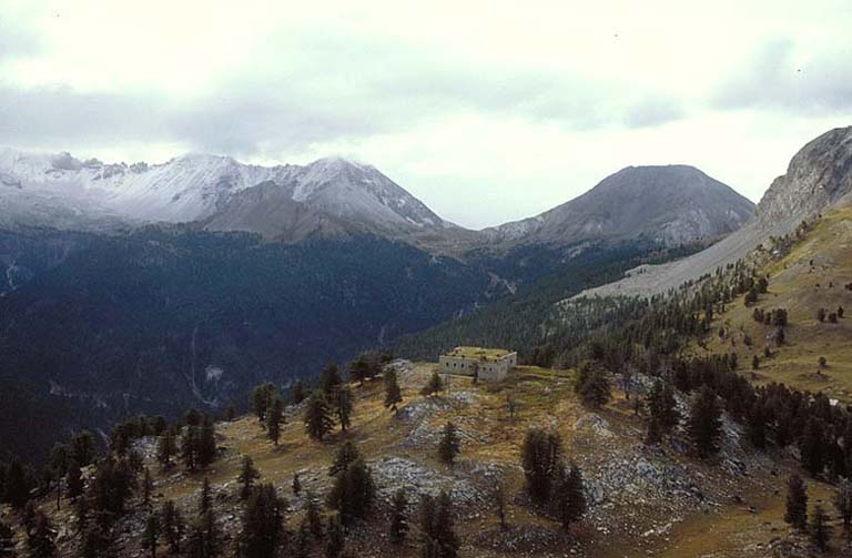 Vue aérienne du blockhaus prise de l'ouest. Au fond, le col de l'Izoard.