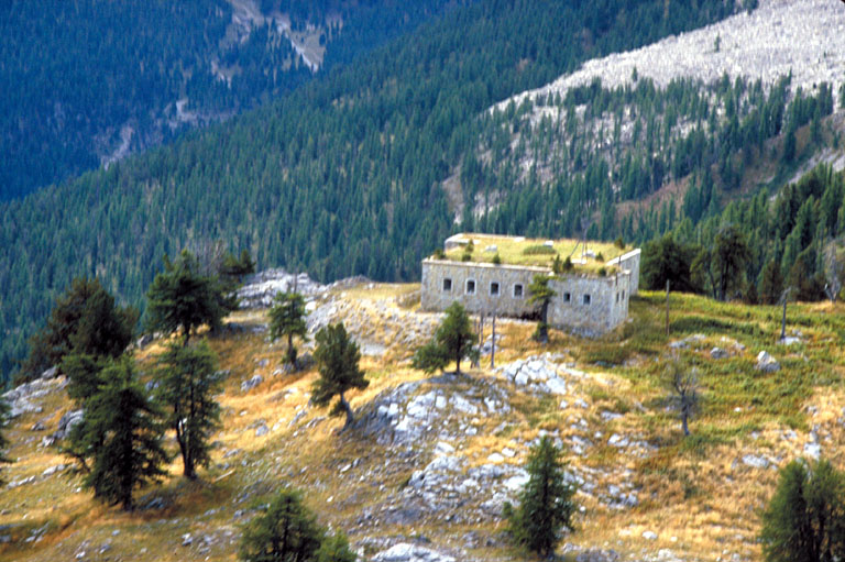 Vue aérienne du blockhaus prise de l'ouest. Au fond, le col de l'Izoard.