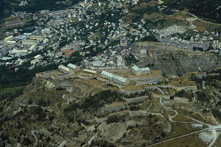 Vue aérienne générale prise du sud-est, face au front d'attaque.