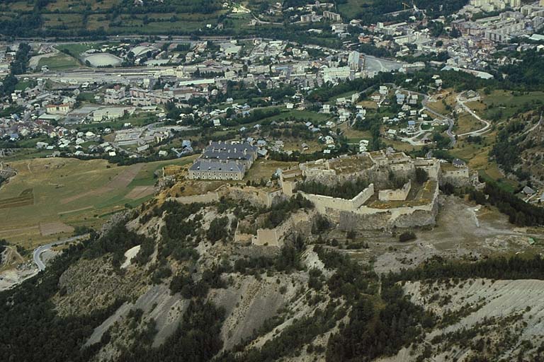 Vue aérienne prise du sud-est.