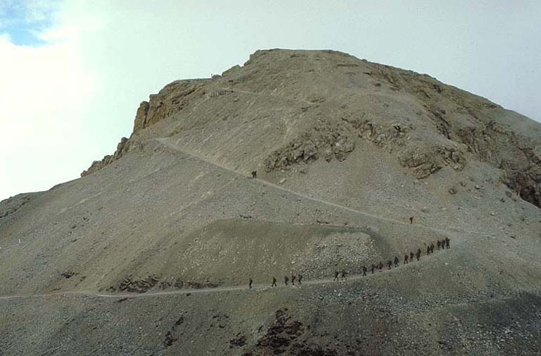 Vue aérienne prise du nord-nord-est. A droite, l'arrivée de la route stratégique et le casernement 308. A gauche, le bâtiment de la batterie et les tours-supports des 8 tourelles de 149 avec, saillant à gauche, le bâtiment de la recette supérieure du téléphérique.
