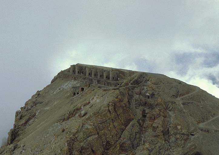 Vue aérienne prise du nord-nord-est. A droite, l'arrivée de la route stratégique et le casernement 308. A gauche, le bâtiment de la batterie et les tours-supports des 8 tourelles de 149 avec, saillant à gauche, le bâtiment de la recette supérieure du téléphérique.