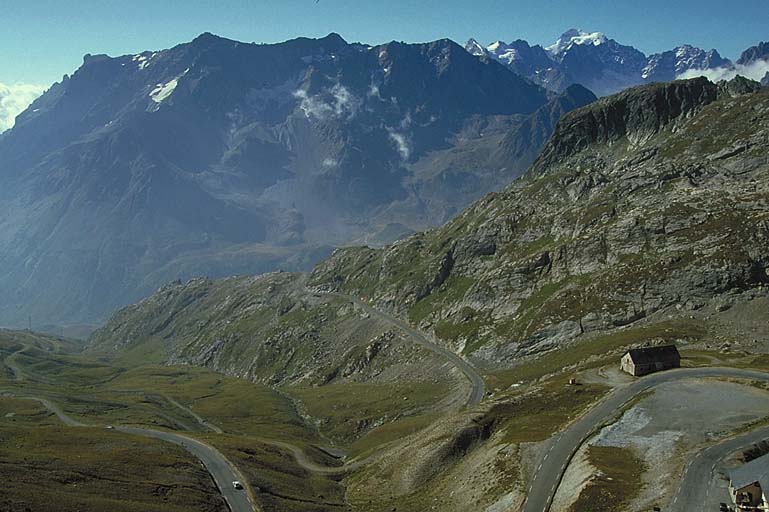 Vue de situation du blockhaus prise du col vers le sud. Au fond, le massif des Ecrins. ; Vue de situation du blockhaus prise du col vers le sud. Au fond, le massif des Ecrins.