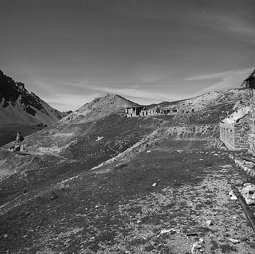 Ensemble du site vu du sud-est depuis la baraque c-g. Au deuxième plan (centre) : le Piton Jaune, poste défensif j et baraque f. En contrebas, à gauche, de gauche à droite : écurie k, emplacement de la baraque i et fontaine d'hiver.