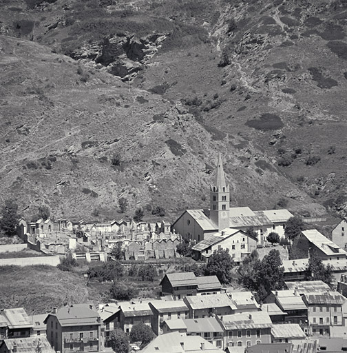 Eglise Saint-Jean-Baptiste et chapelle du Sacré-Coeur. Vue de situation prise du sud-ouest.