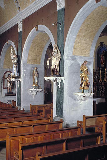 Eglise Saint-Jean-Baptiste. Nef. Côté droit. Vue de volume.