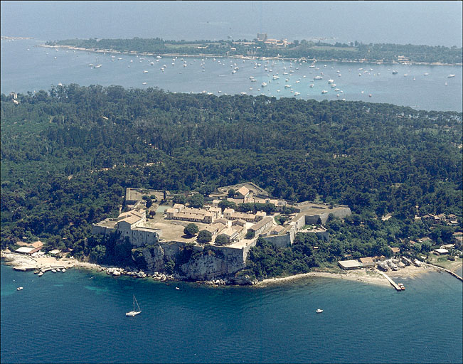 Vue aérienne éloignée prise du nord-nord-ouest.