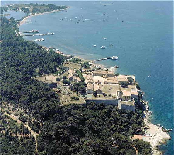 Cannes. Fort de Sainte-Marguerite. ; Vue aérienne prise du sud-est.