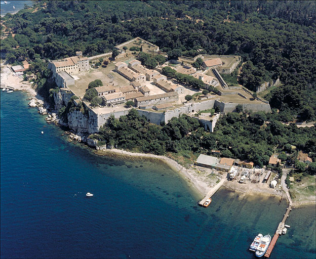 Vue aérienne prise du nord-ouest.