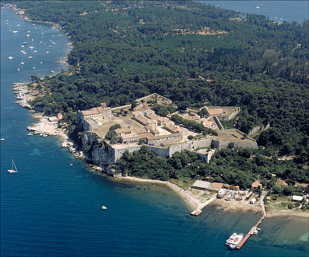 Vue aérienne éloignée prise du nord-ouest.