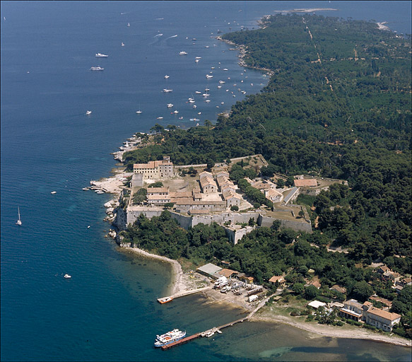 Vue aérienne prise du nord-ouest.