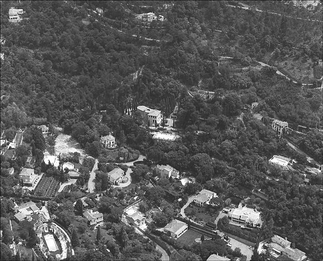 Vue aérienne prise de l'ouest. La villa est à la droite de l'image.