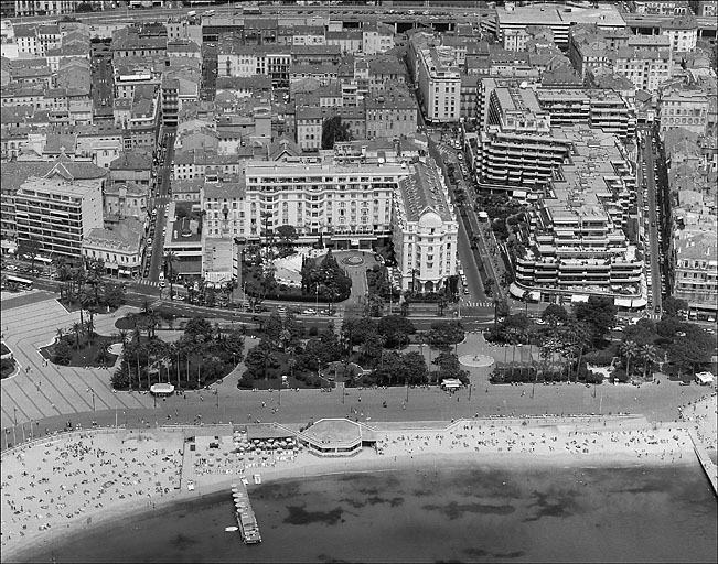 L'immeuble. Vue aérienne prise du sud.