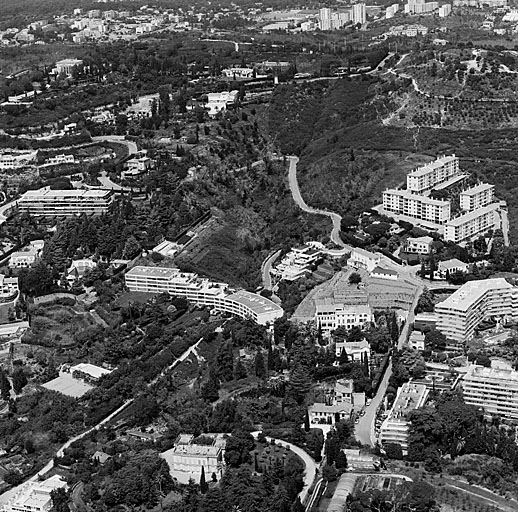 Vue aérienne prise du sud. Les vestiges du jardin sont visibles en bas à droite de l'image.