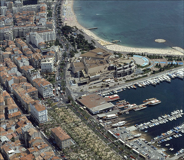 Palais des festivals. Vue aérienne prise de l'ouest.